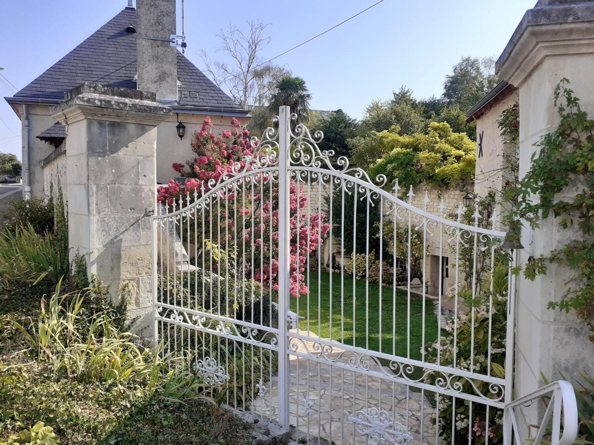 Vila Esprit Troglo Beaumont-en-Véron Exteriér fotografie